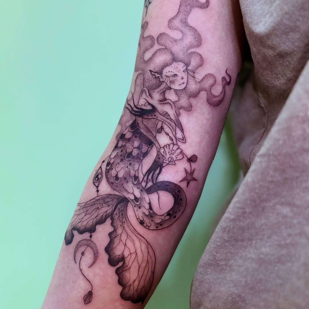 Tattoo by @shybirdtattoo β dotwork