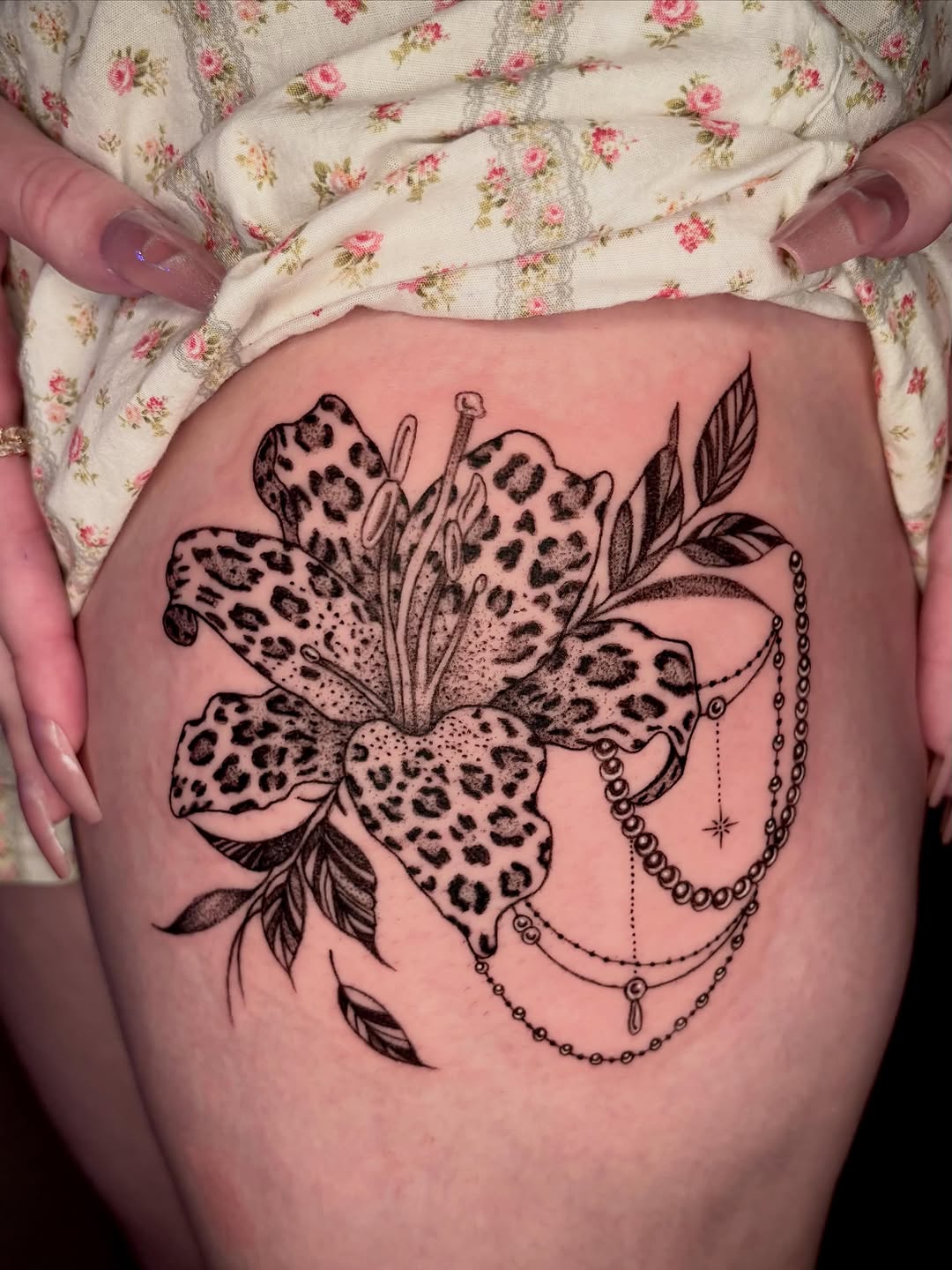 Tattoo by @yese.vibes — black_and_grey, fine_line