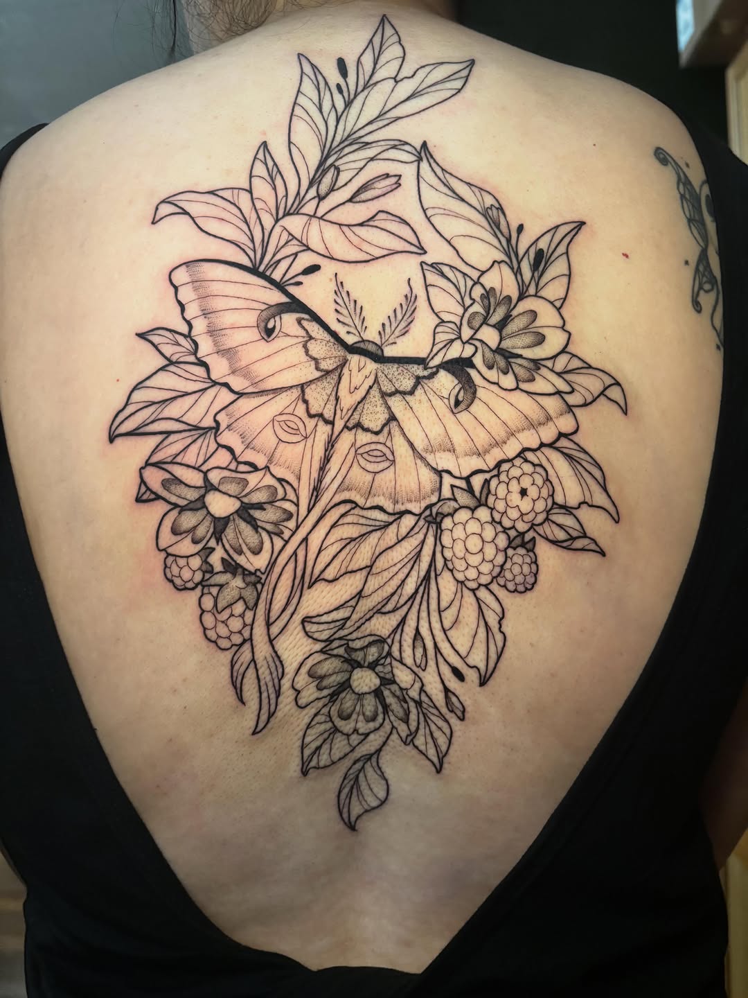 Tattoo by @snakesandseaweed β blackwork