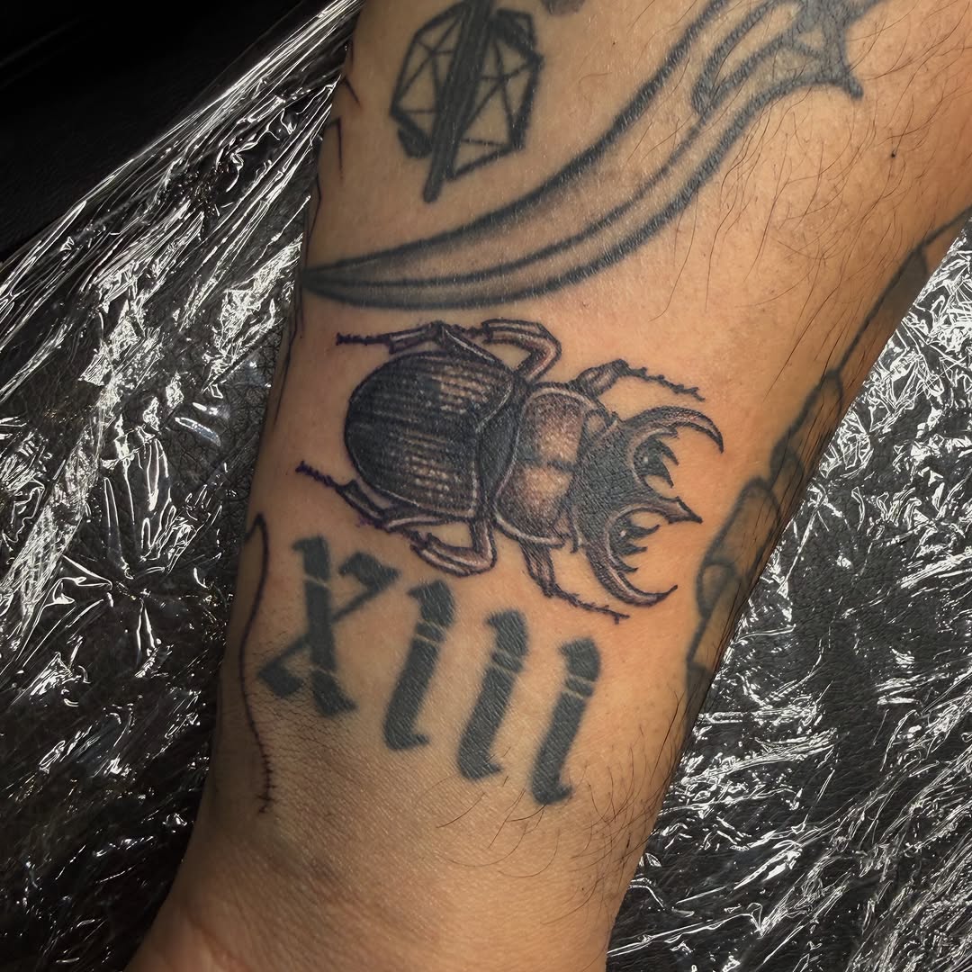 Tattoo by @tatsbychloe — black_and_grey, illustrative