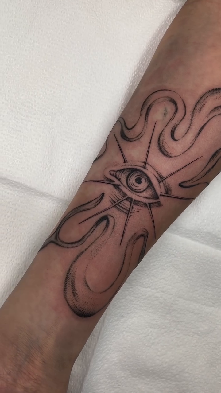 Tattoo by @vadiktt โ black_and_grey, fine_line