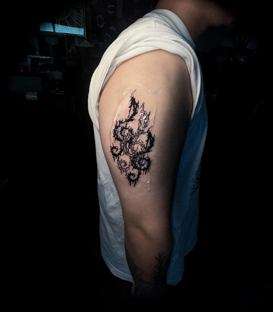 Tattoo by @e.seul.tt โ blackwork