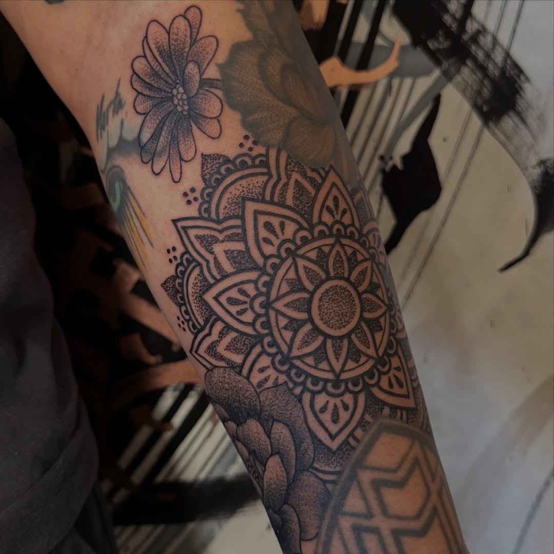 Tattoo by @chozentattoo — dotwork, geometric