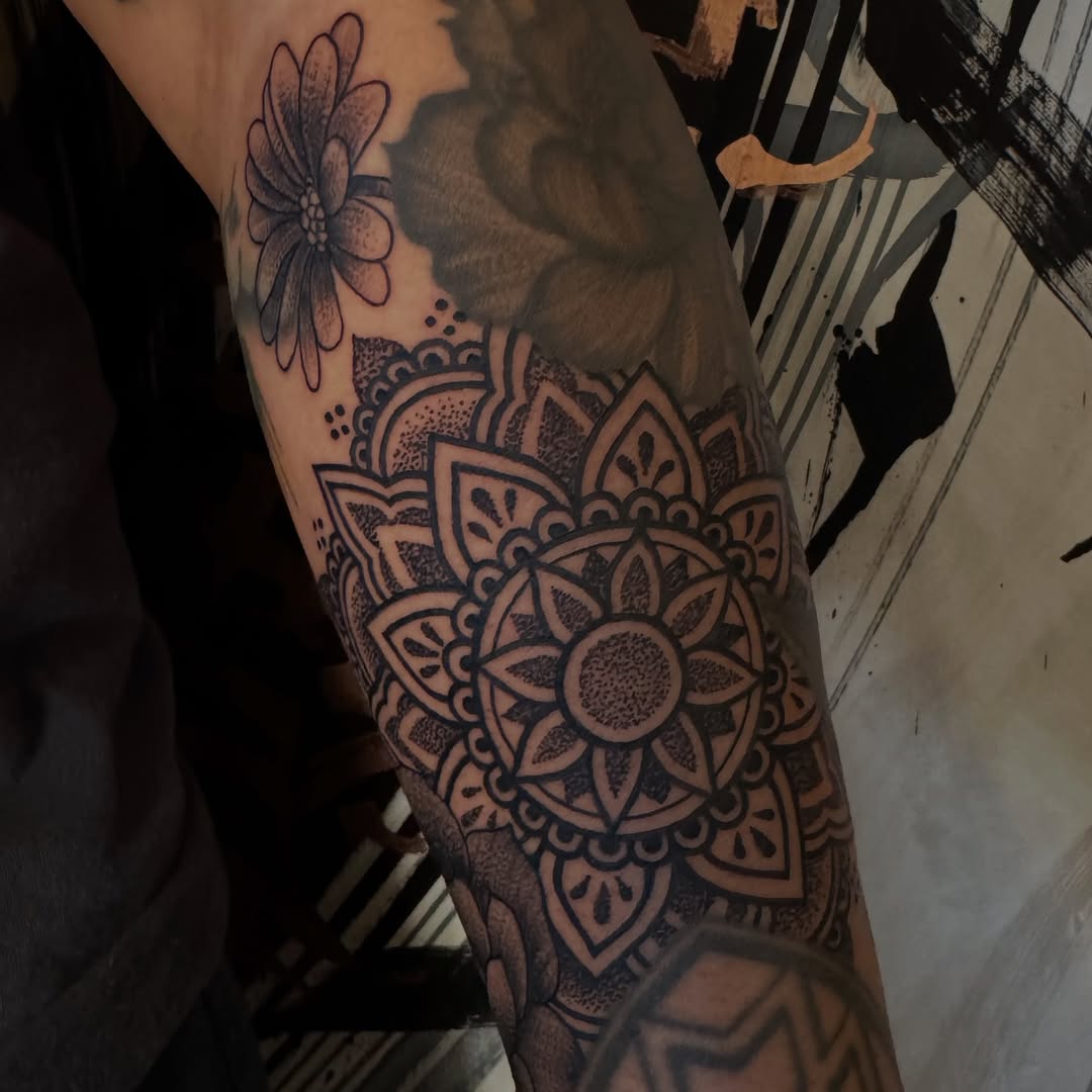 Tattoo by @chozentattoo — dotwork, geometric