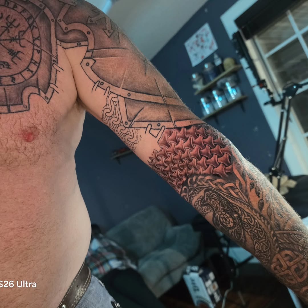 Tattoo by @giron21_tattoo — black_and_grey, geometric