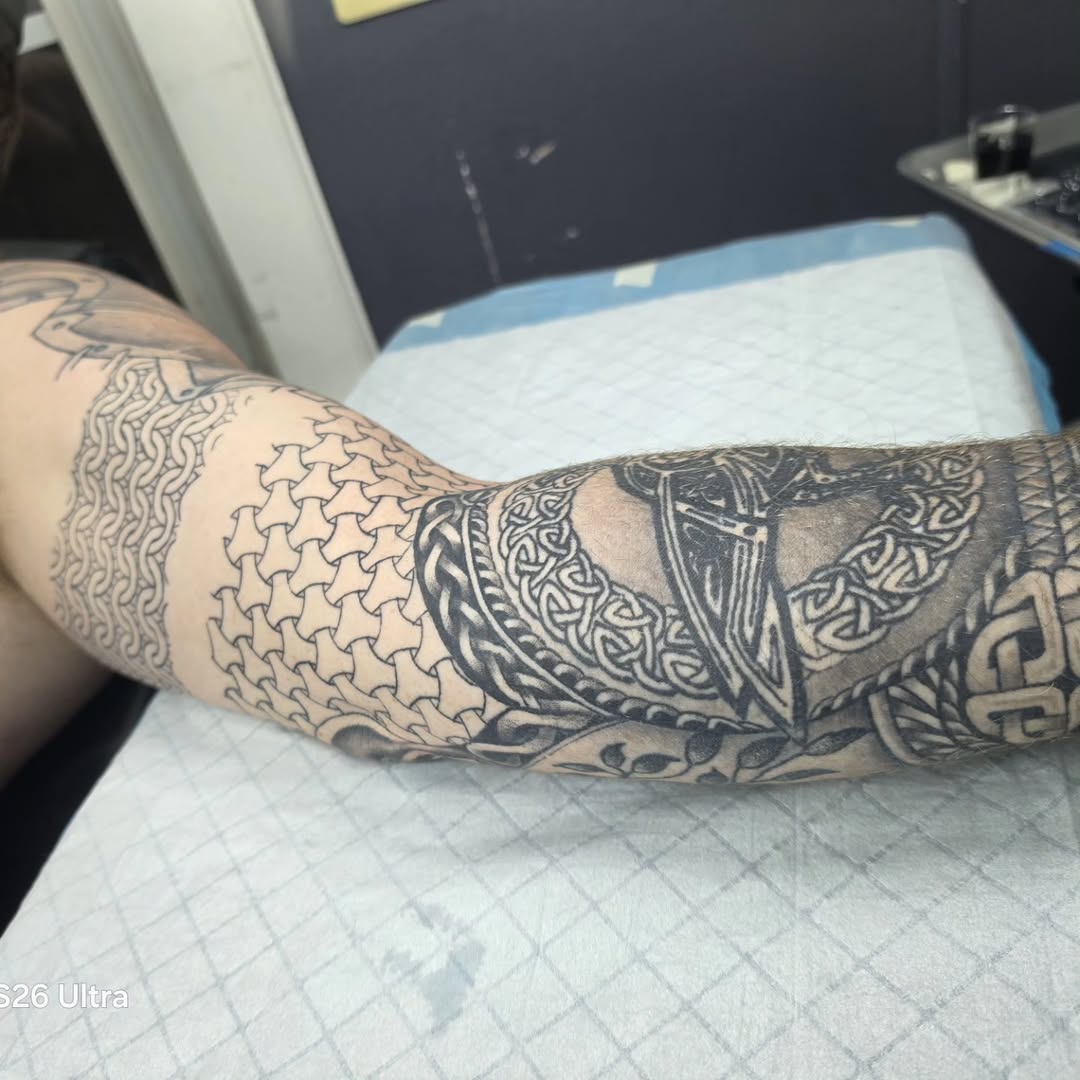 Tattoo by @giron21_tattoo — black_and_grey, geometric