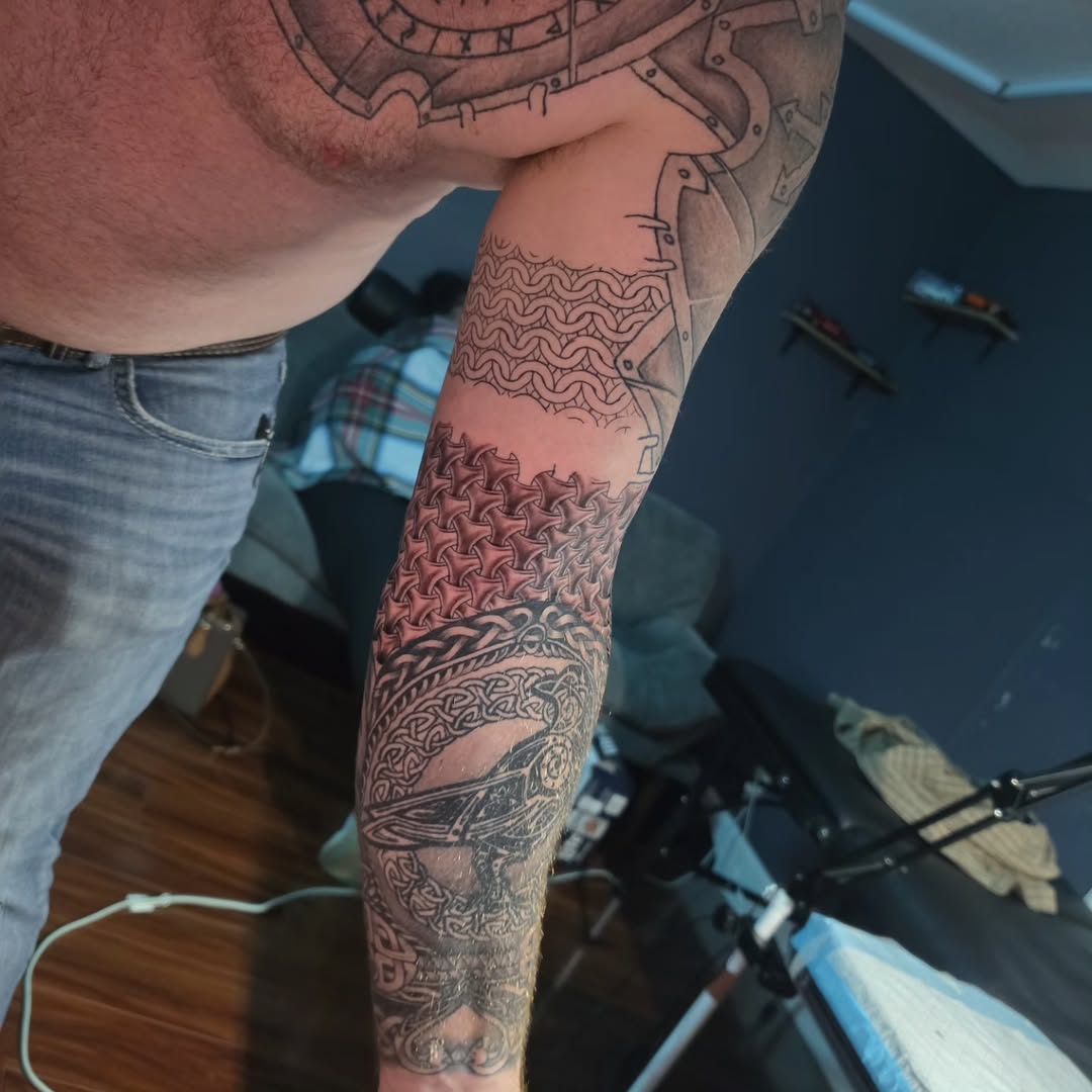 Tattoo by @giron21_tattoo — black_and_grey, geometric