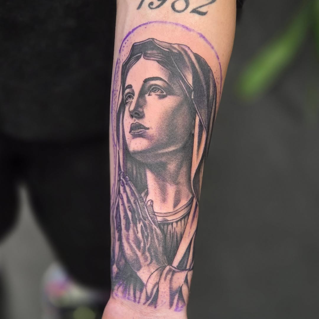 Tattoo by @robg_lovertattoos โ realism, black_and_grey