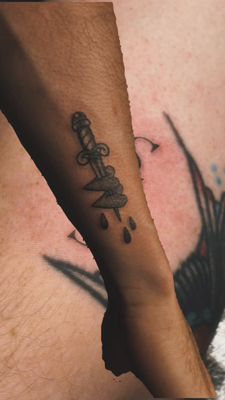 Tattoo by @amorph.es β fine_line, illustrative