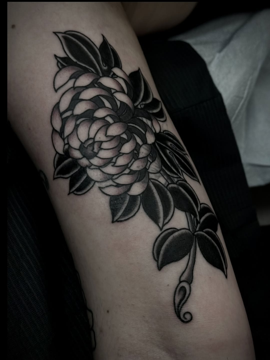 Tattoo by @tatslingingslasher — japanese_irezumi, blackwork