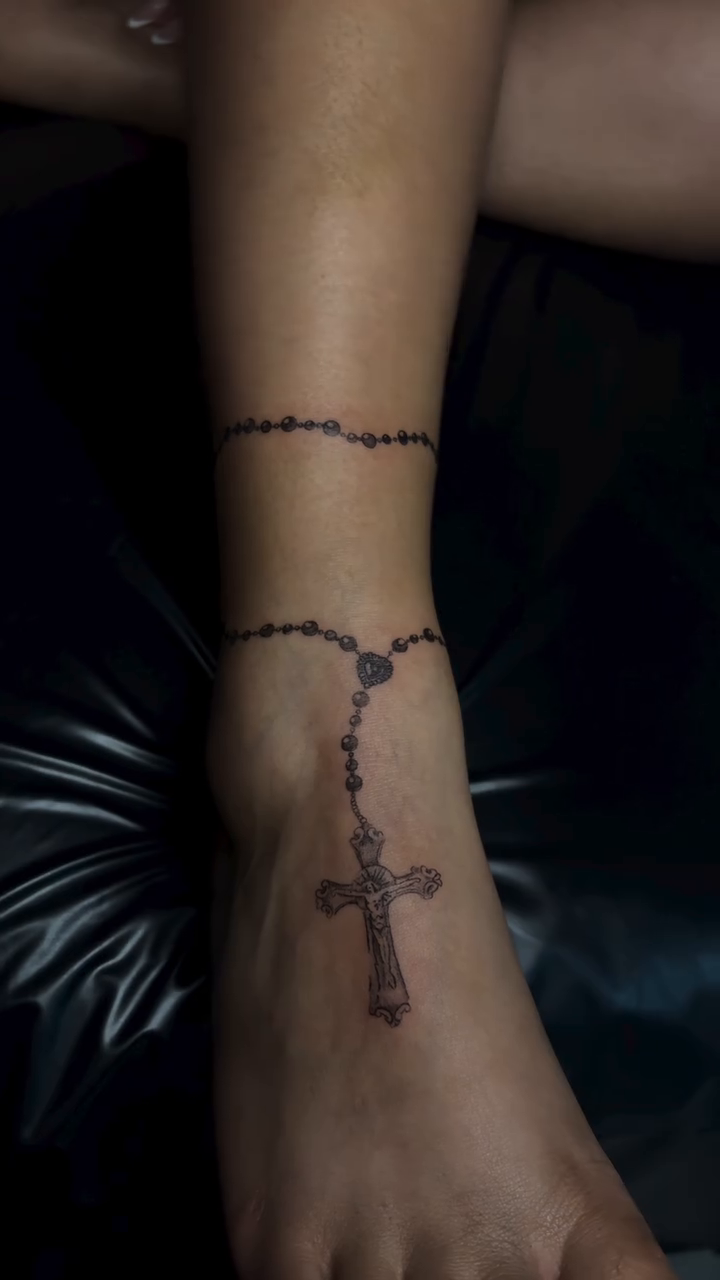 Tattoo by @inkedbyvalentina_ — fine_line, black_and_grey