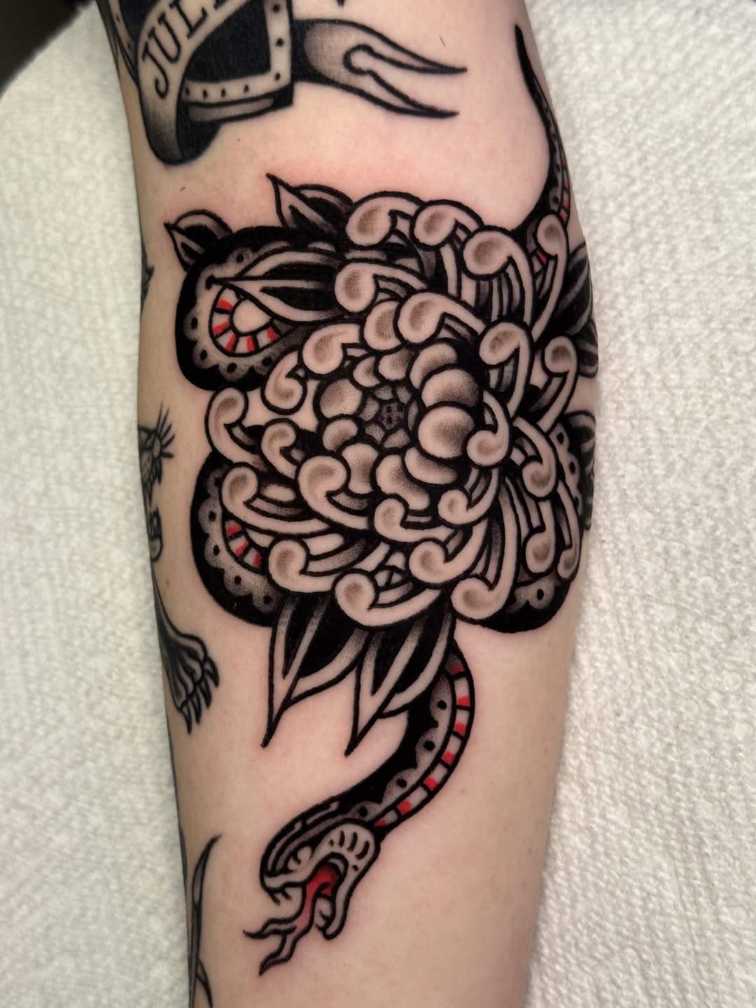 Tattoo by @eb.ink_ โ american_traditional, illustrative