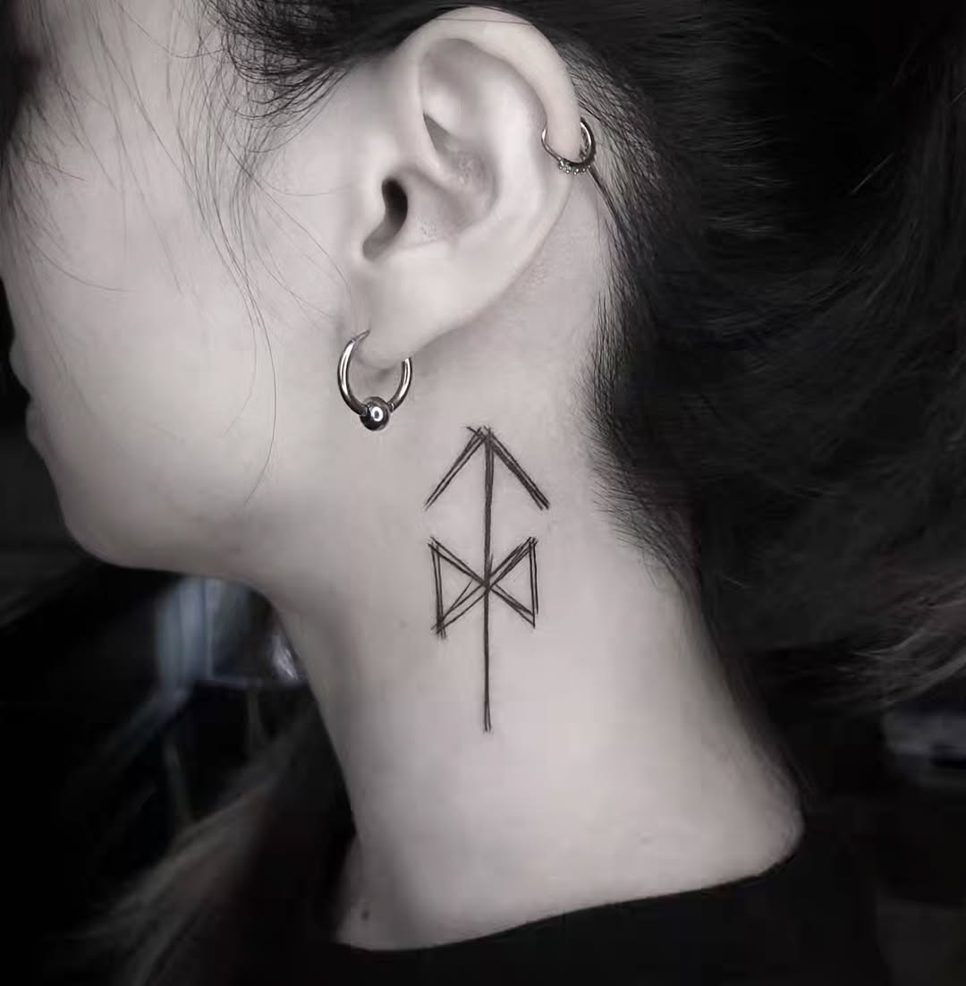 Tattoo by @alicialk — blackwork