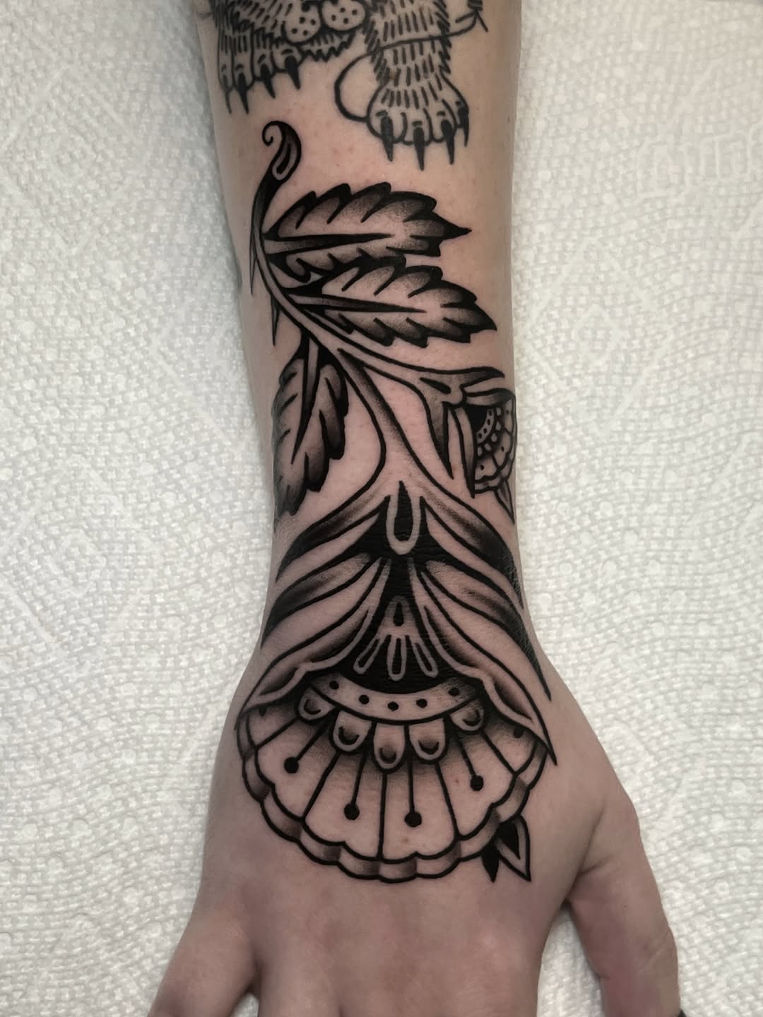 Tattoo by @eb.ink_ โ american_traditional, illustrative