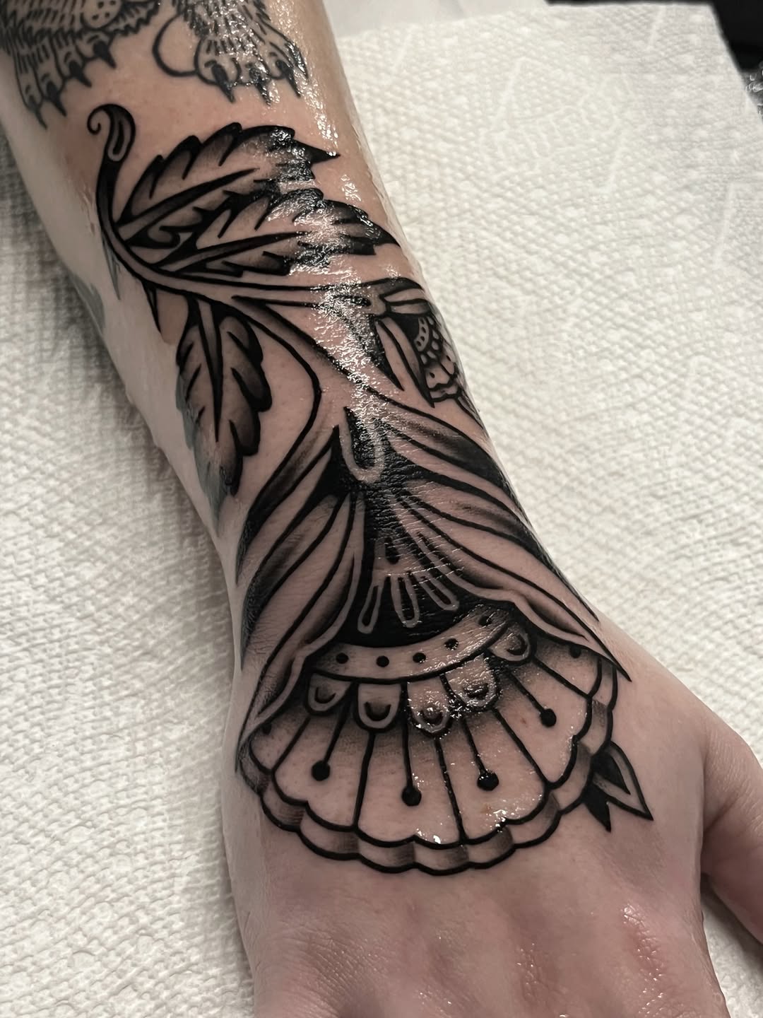 Tattoo by @eb.ink_ โ american_traditional, illustrative