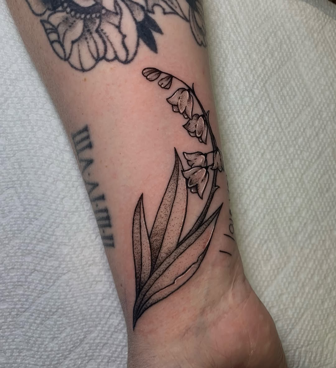 Tattoo by @manicpixxie — dotwork