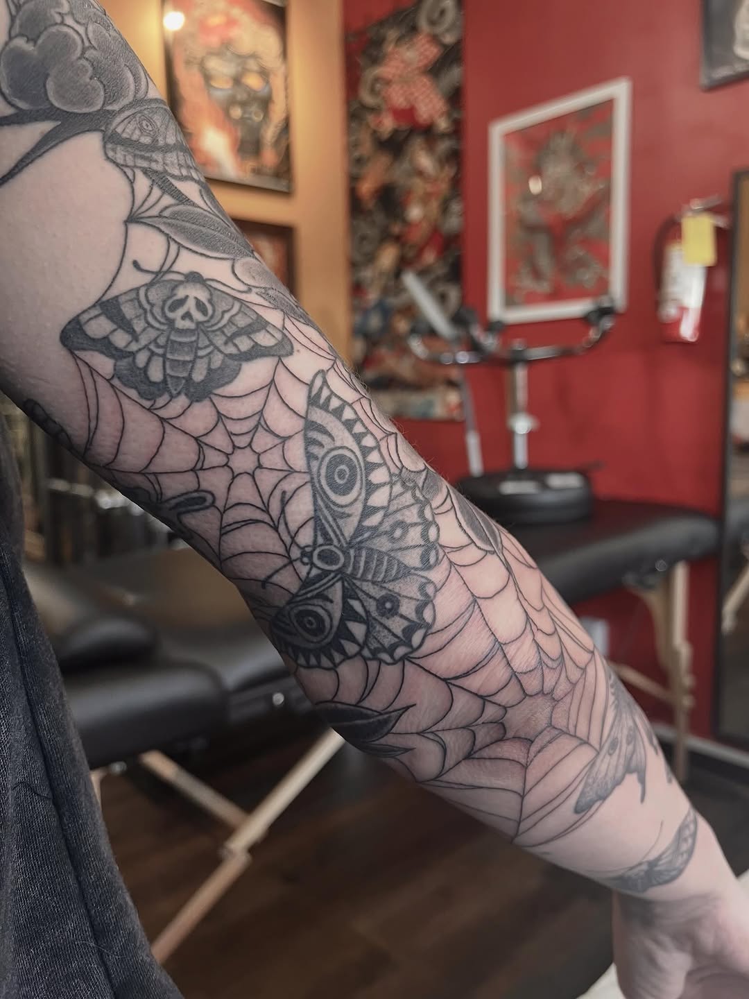 Tattoo by @justin_pino.sttn — black_and_grey, illustrative