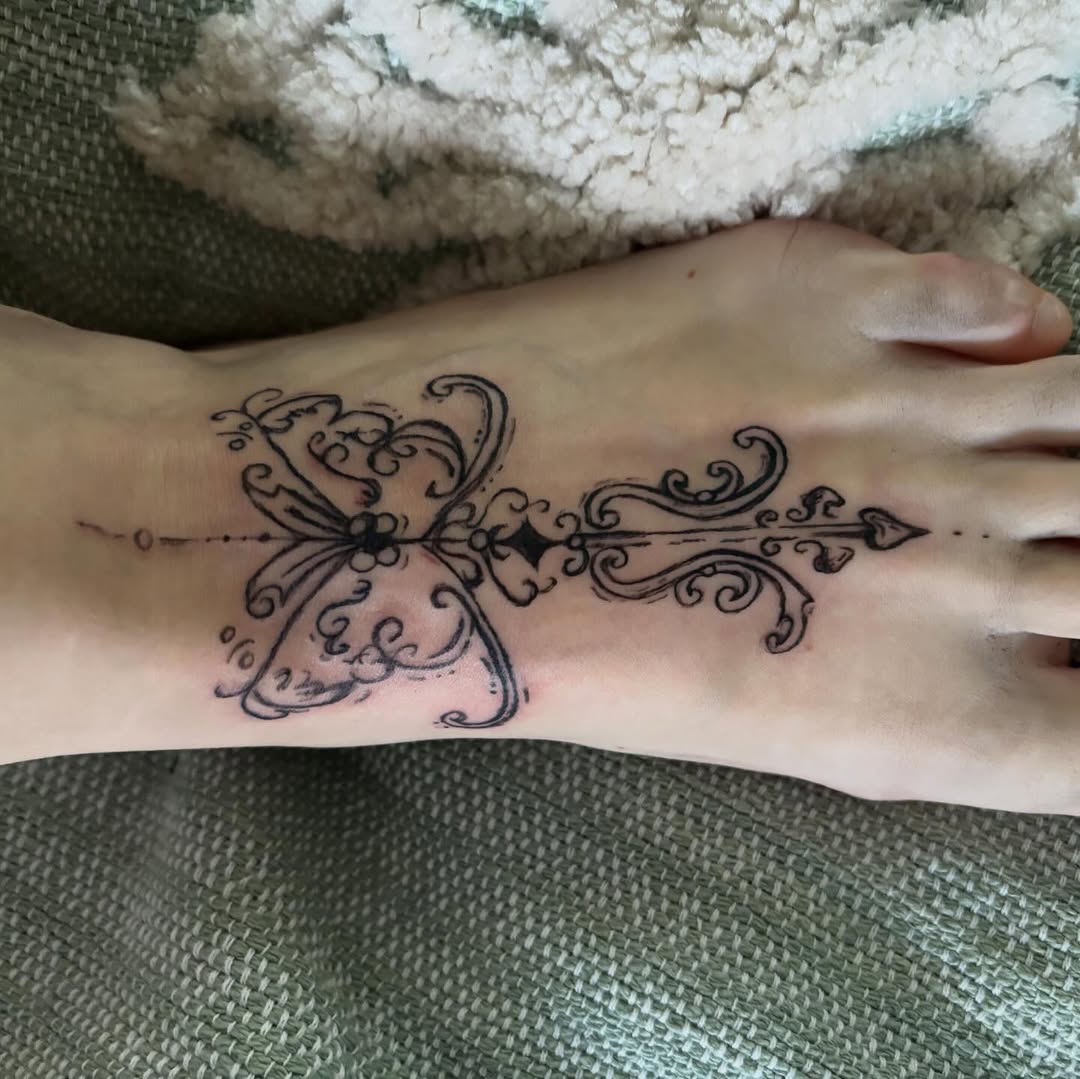 Tattoo by @tattoobyeliza — fine_line