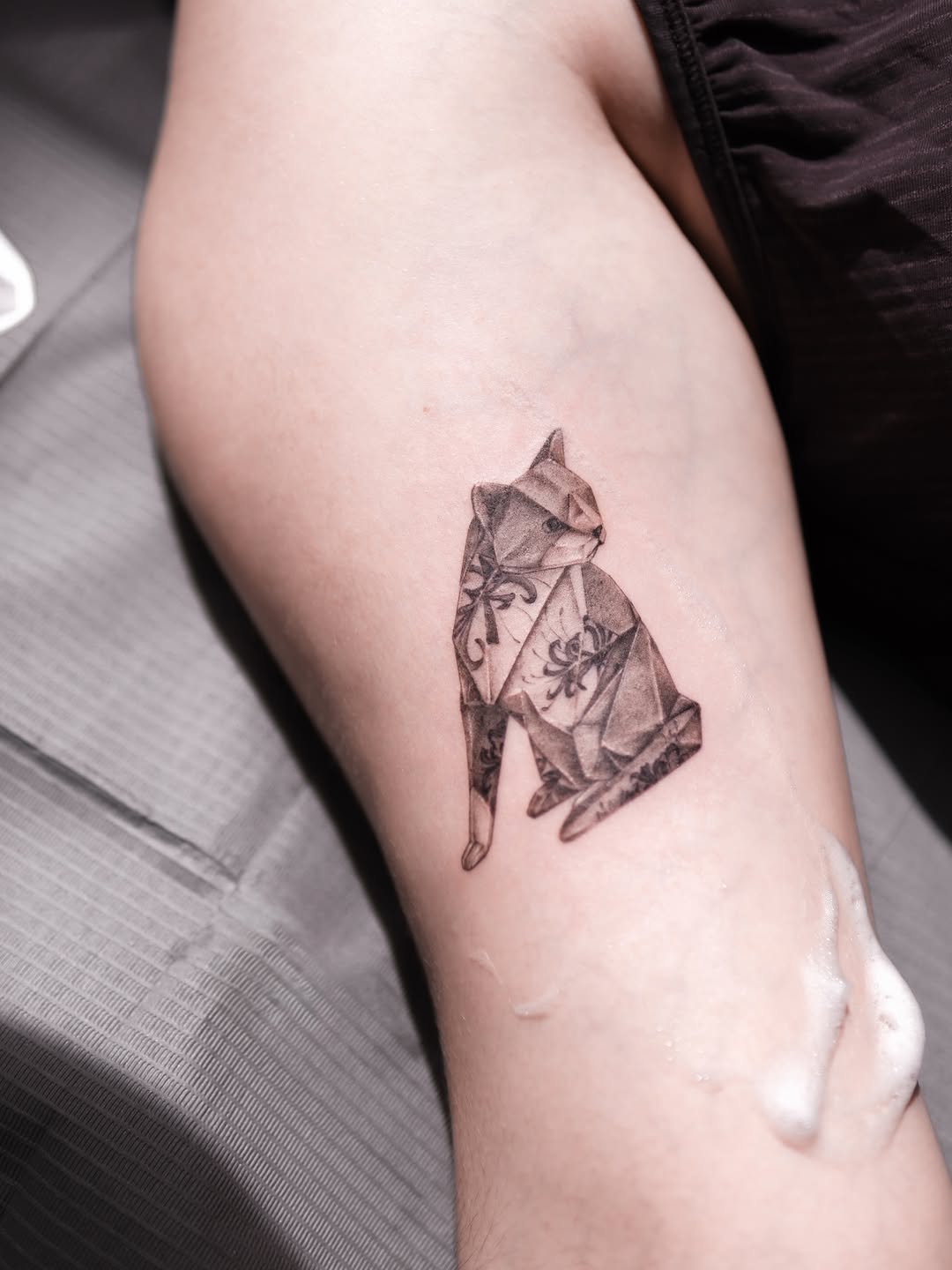Tattoo by @alinasovina.tattooing โ geometric, black_and_grey