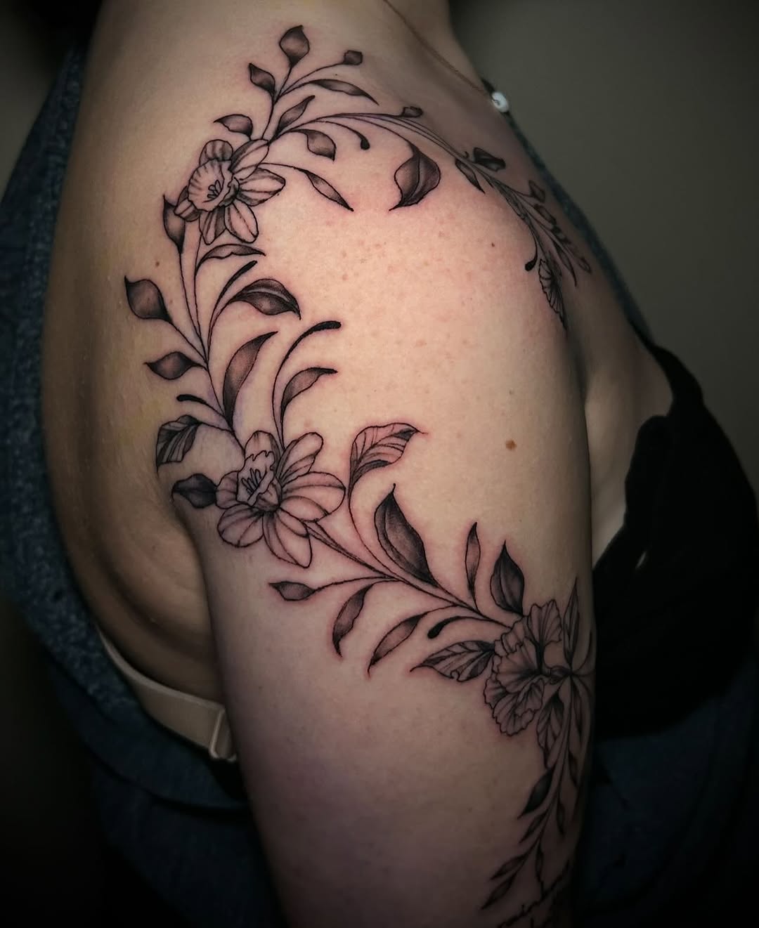 Tattoo by @amry.tattoos โ fine_line, black_and_grey