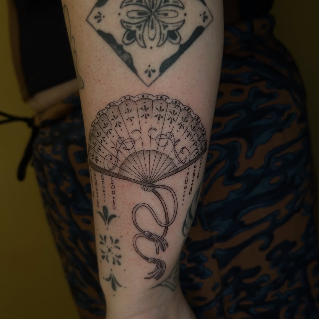 Tattoo by @ghoulysh β blackwork