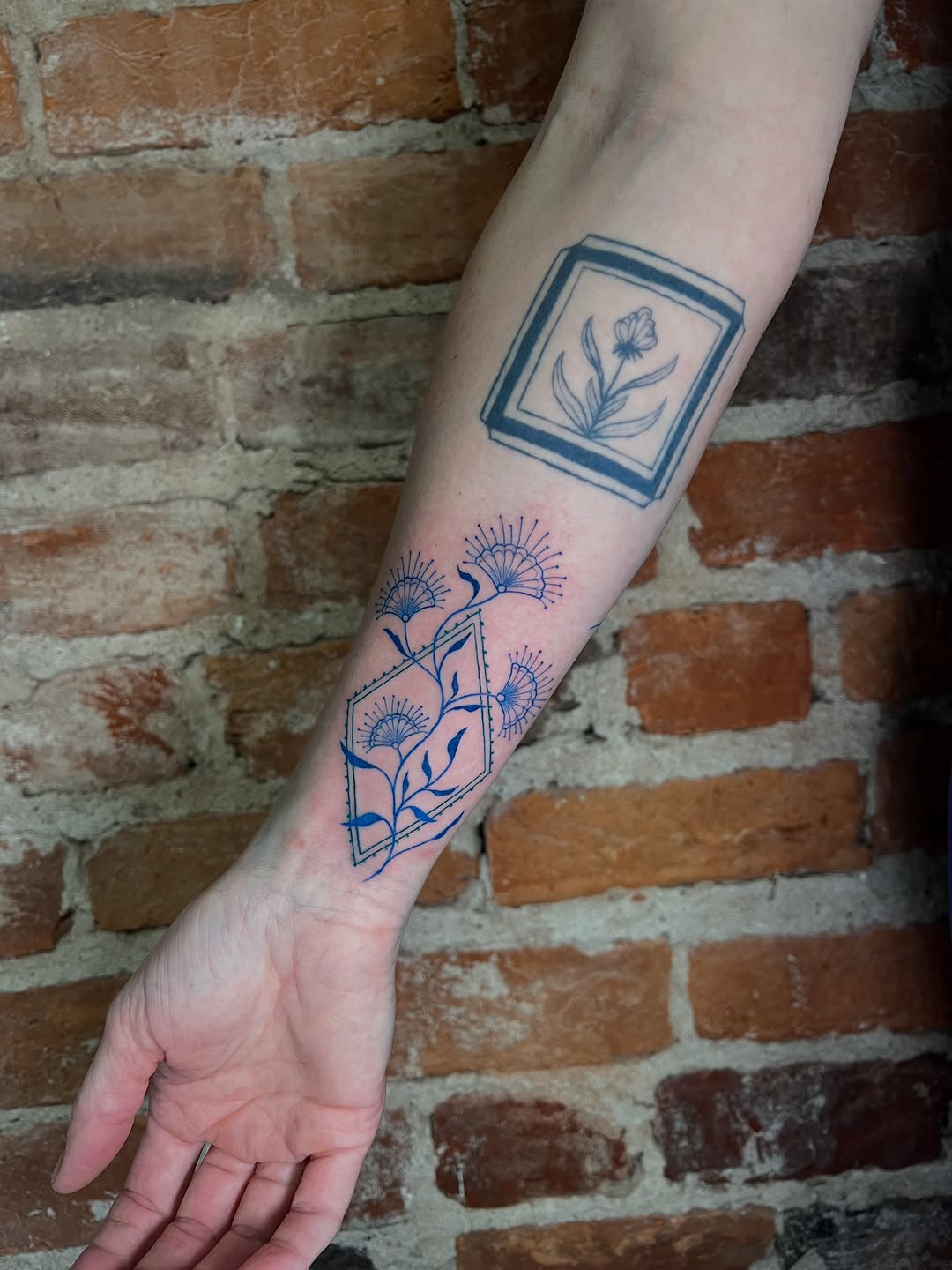 Tattoo by @uncomfycomfort โ illustrative, fine_line