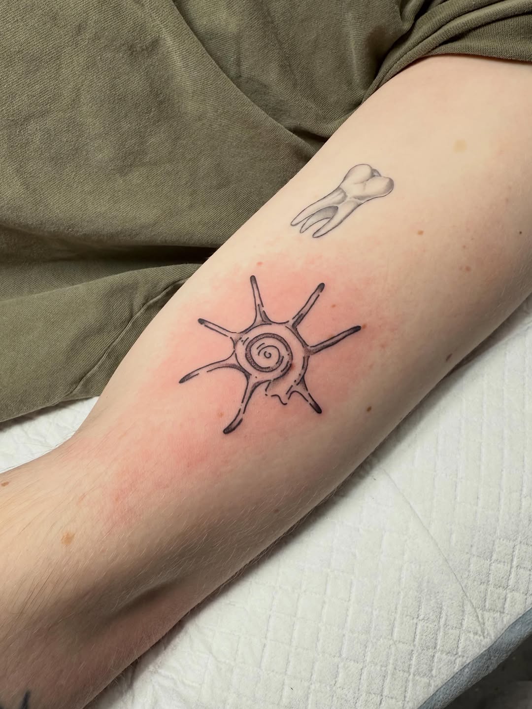 Tattoo by @jojoinkk โ fine_line