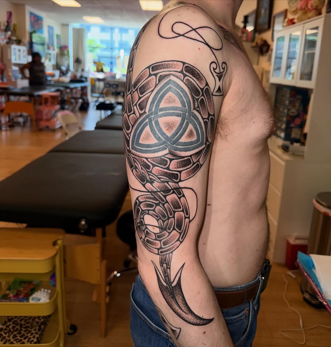Tattoo by @laurito_tattoo — blackwork, geometric