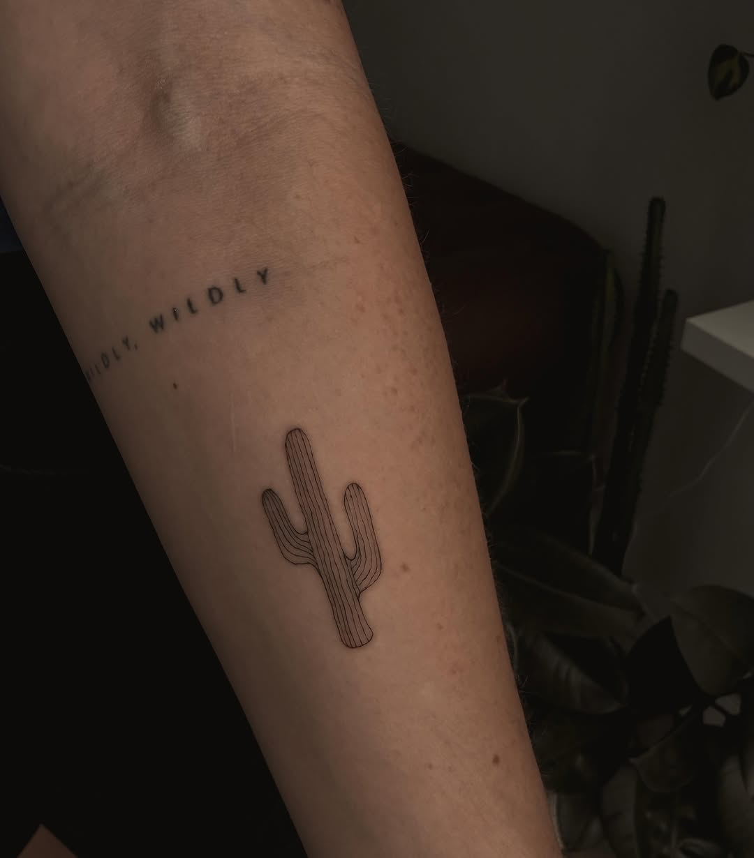 Tattoo by @red_rosalie_ โ fine_line, illustrative
