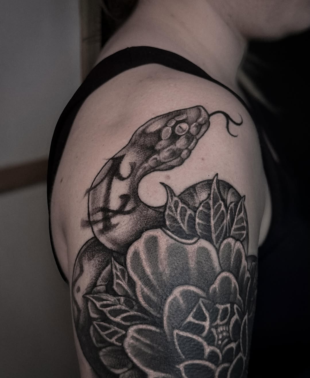 Tattoo by @lahyenettt — black_and_grey