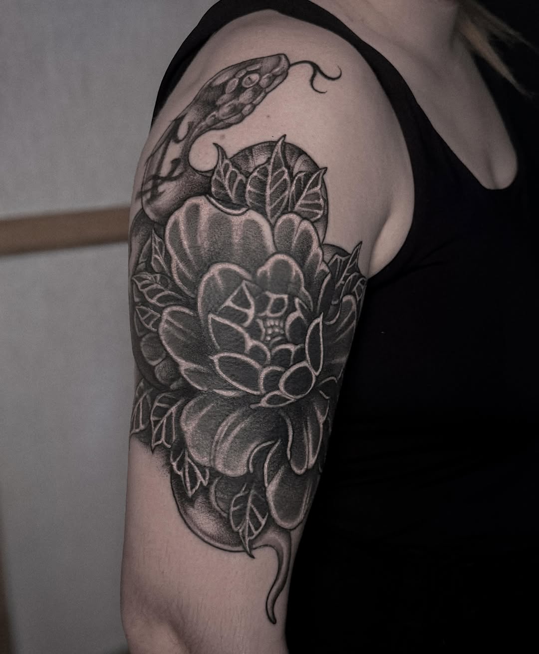 Tattoo by @lahyenettt — black_and_grey