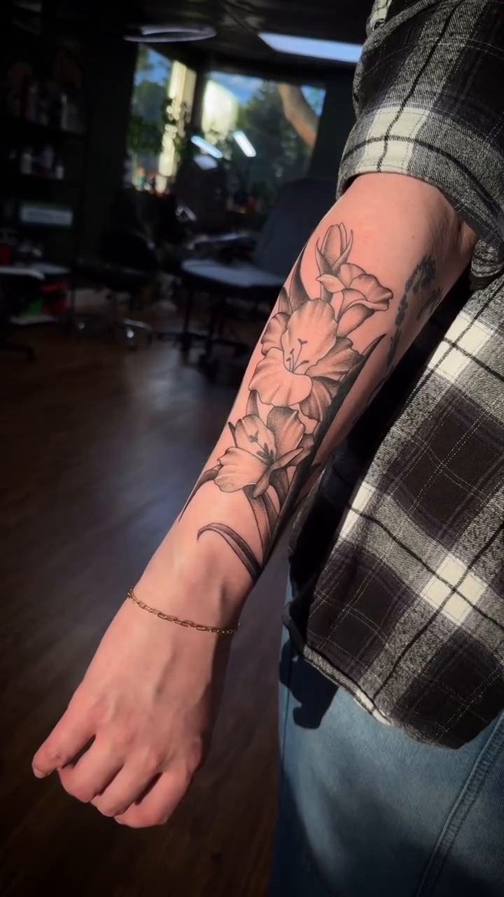 Tattoo by @thundercvt — black_and_grey
