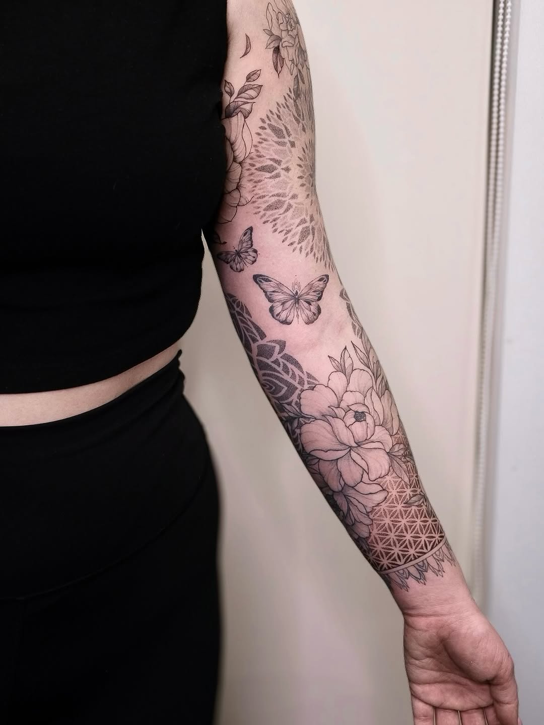 Tattoo by @ariana_tattooing — blackwork, dotwork