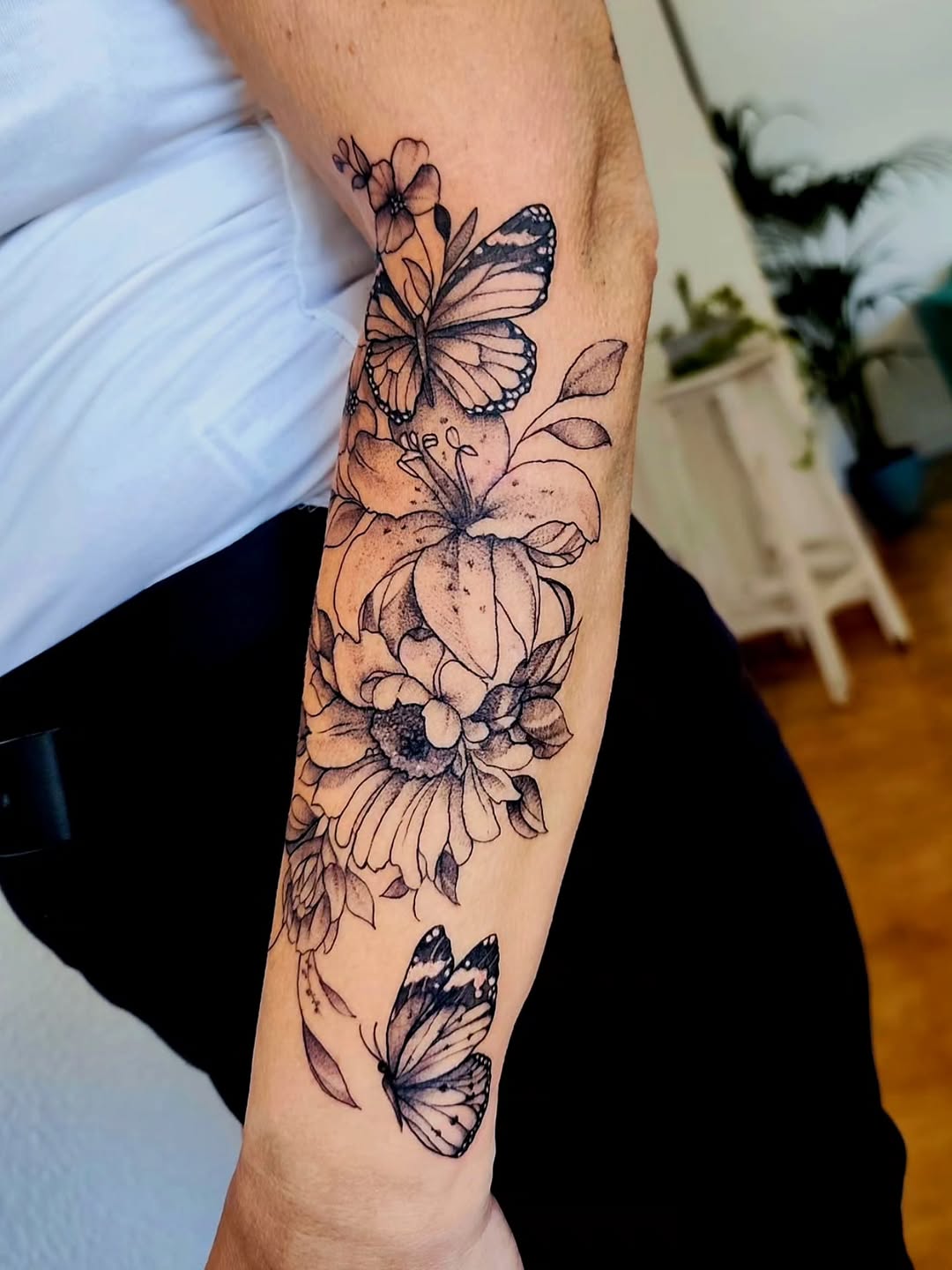 Tattoo by @martinatattoolanzarote — black_and_grey, fine_line