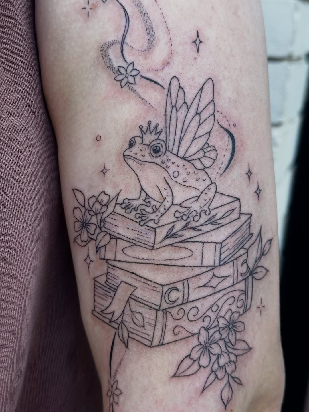 Tattoo by @lauren_delizza — illustrative, fine_line