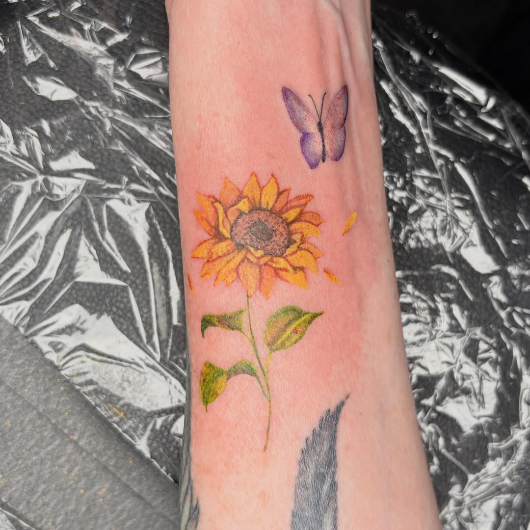Tattoo by @leaves_.art — illustrative, realism
