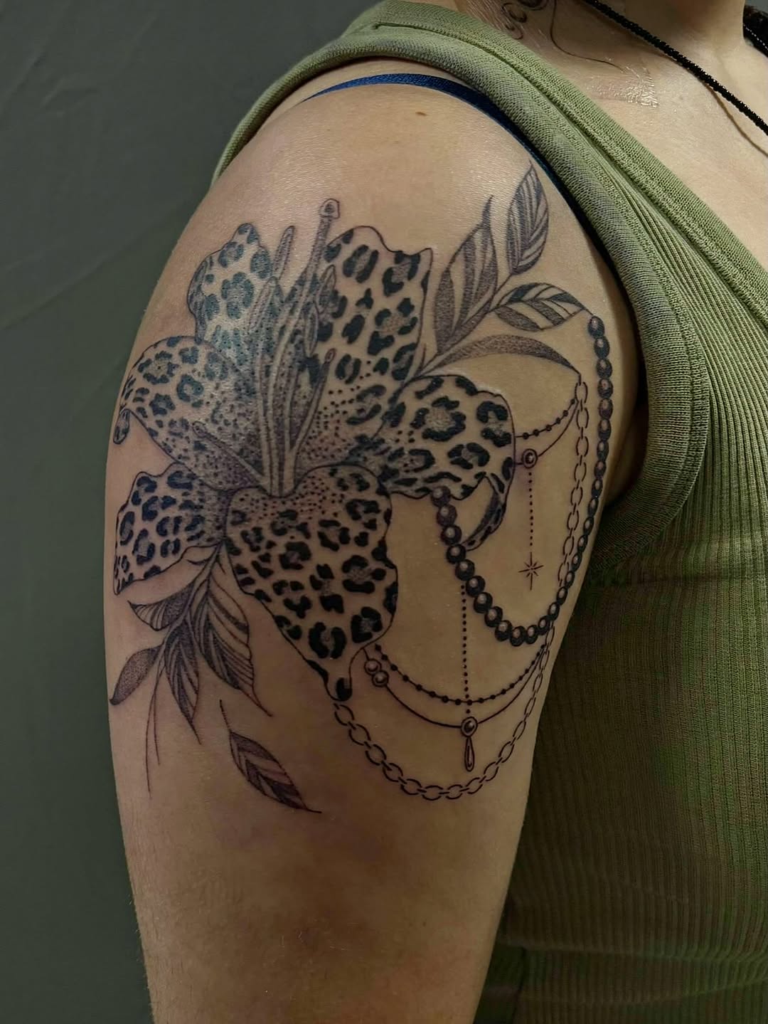 Tattoo by @yese.vibes — black_and_grey, fine_line