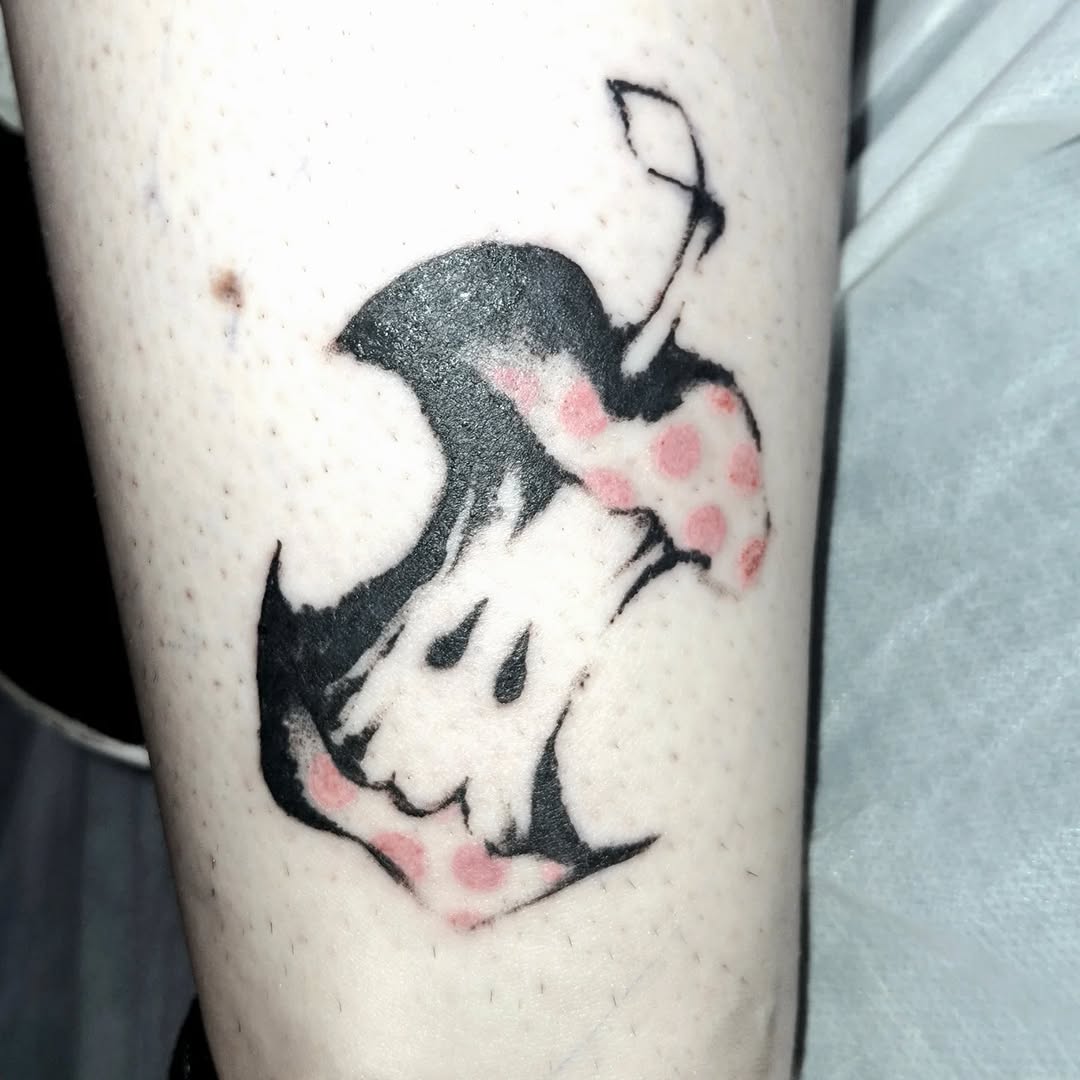 Tattoo by @hallowedgirl β blackwork