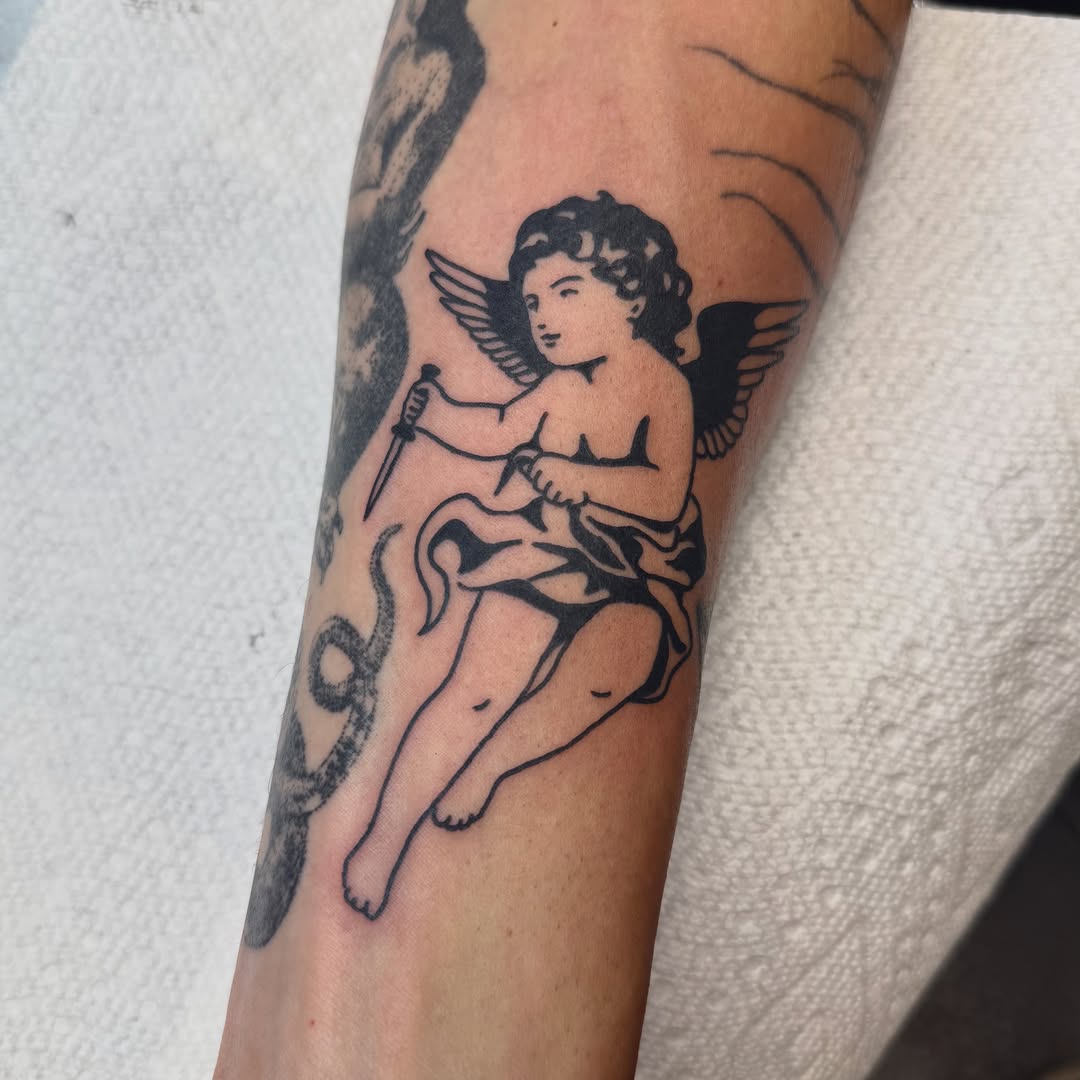 Tattoo by @hanaroshinko โ blackwork