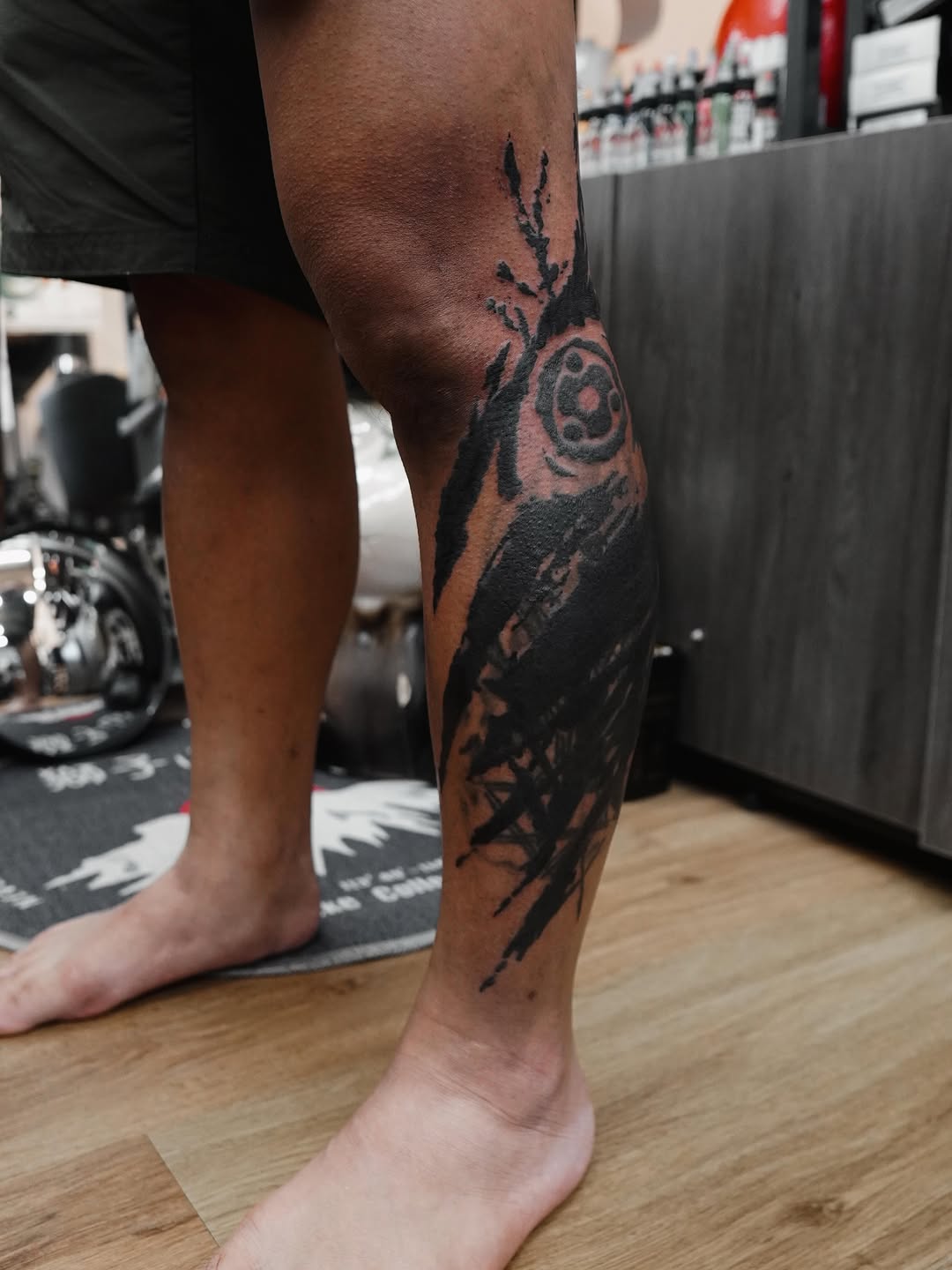 Tattoo by @mung_tattoo — blackwork, abstract