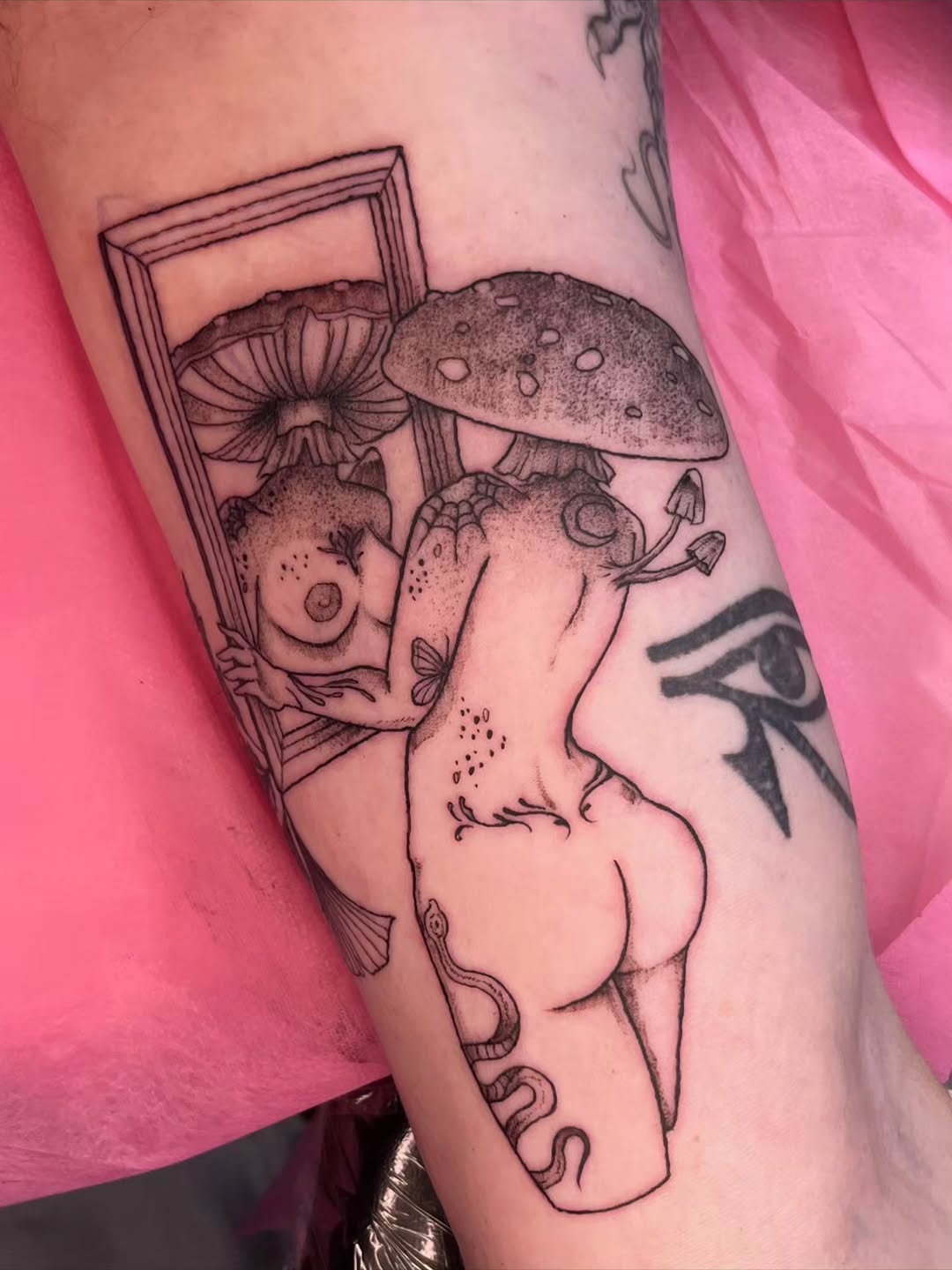Tattoo by @lunatattoosya — black_and_grey