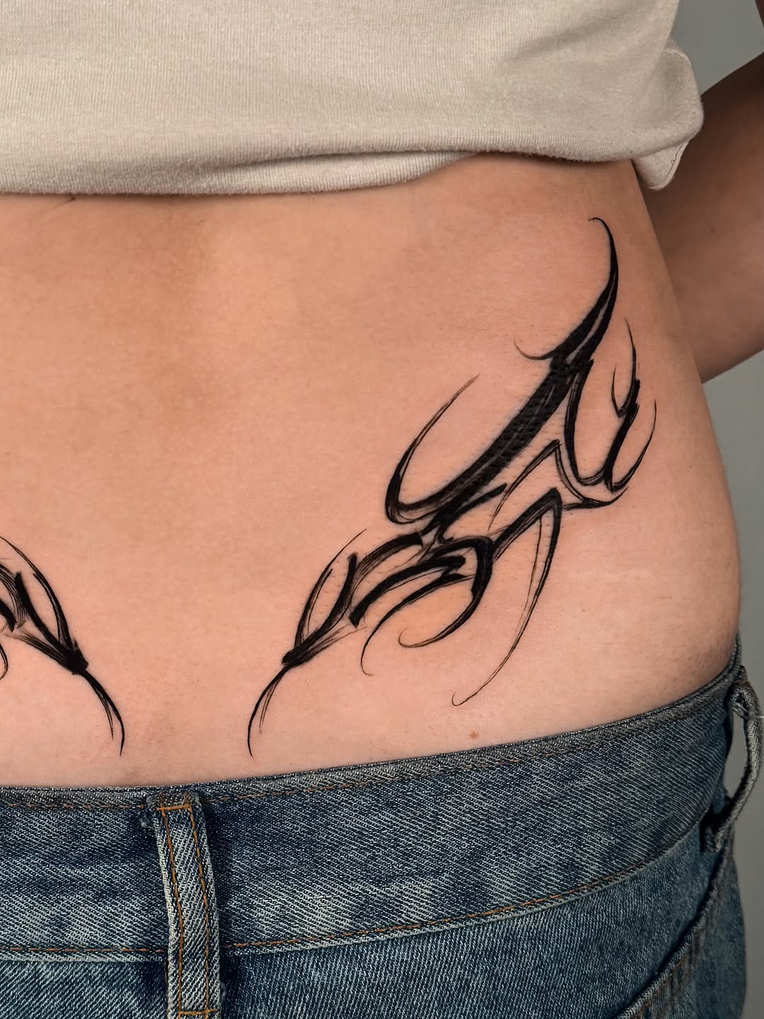 Tattoo by @vincelau.tattoos โ blackwork