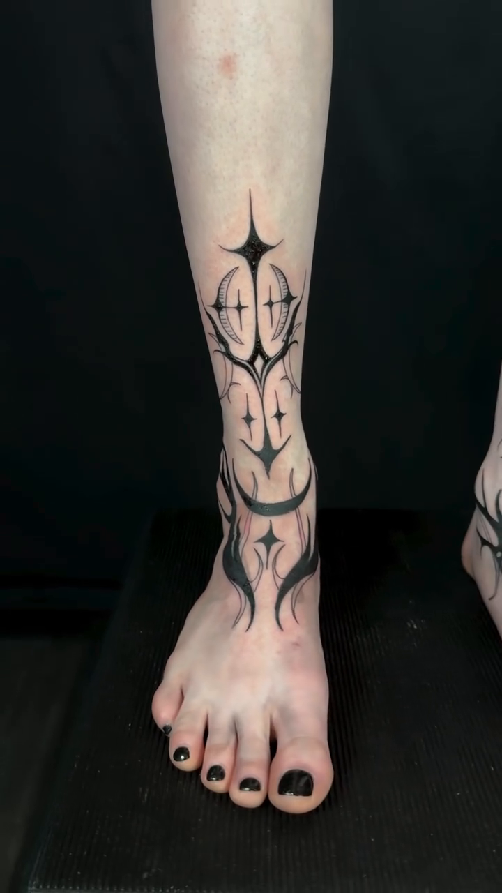Tattoo by @hiralupe_tattoo — blackwork, illustrative