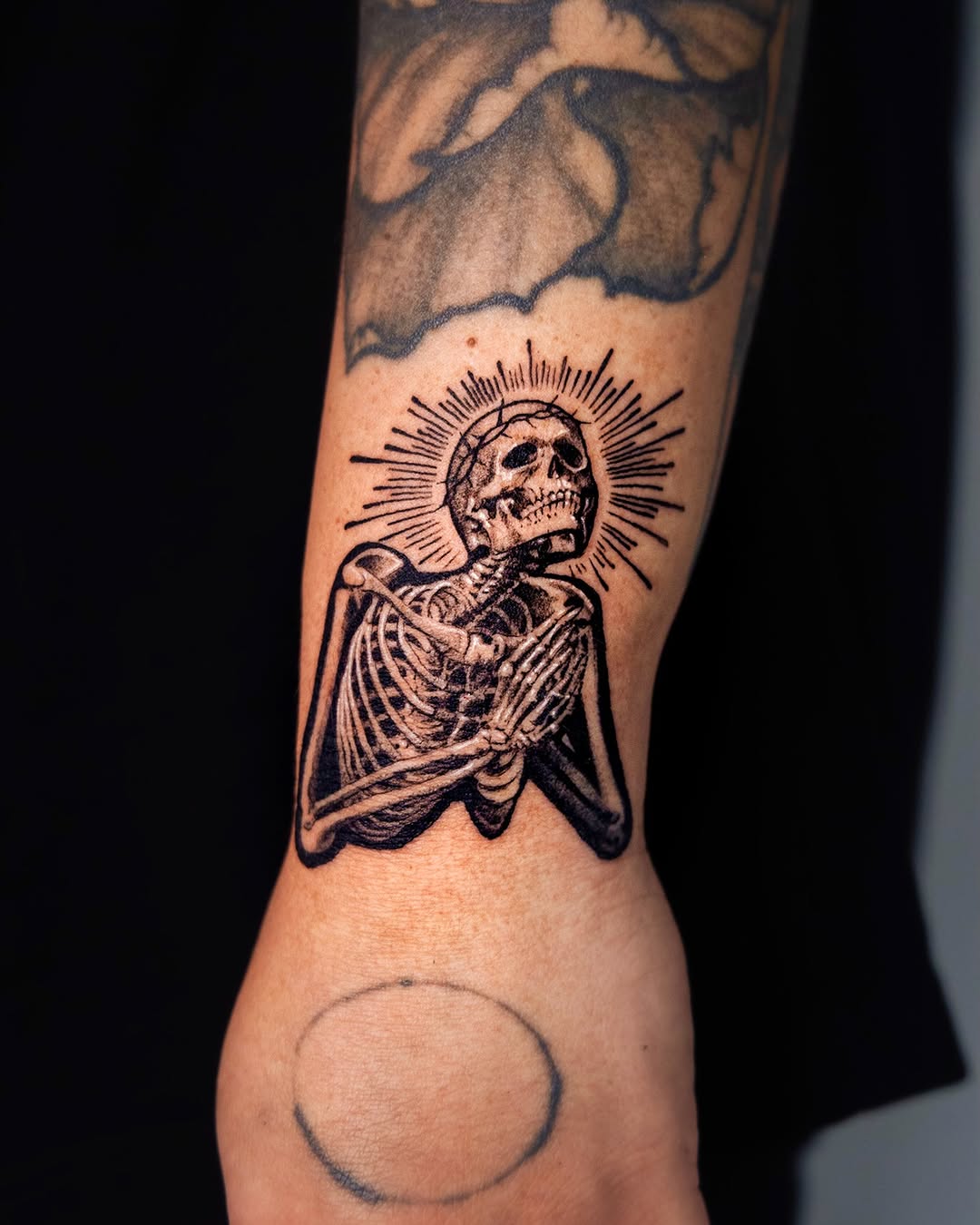 Tattoo by @mete.noir — blackwork, illustrative