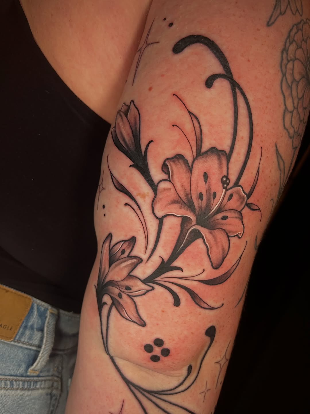 Tattoo by @_gwen.ink — black_and_grey, illustrative