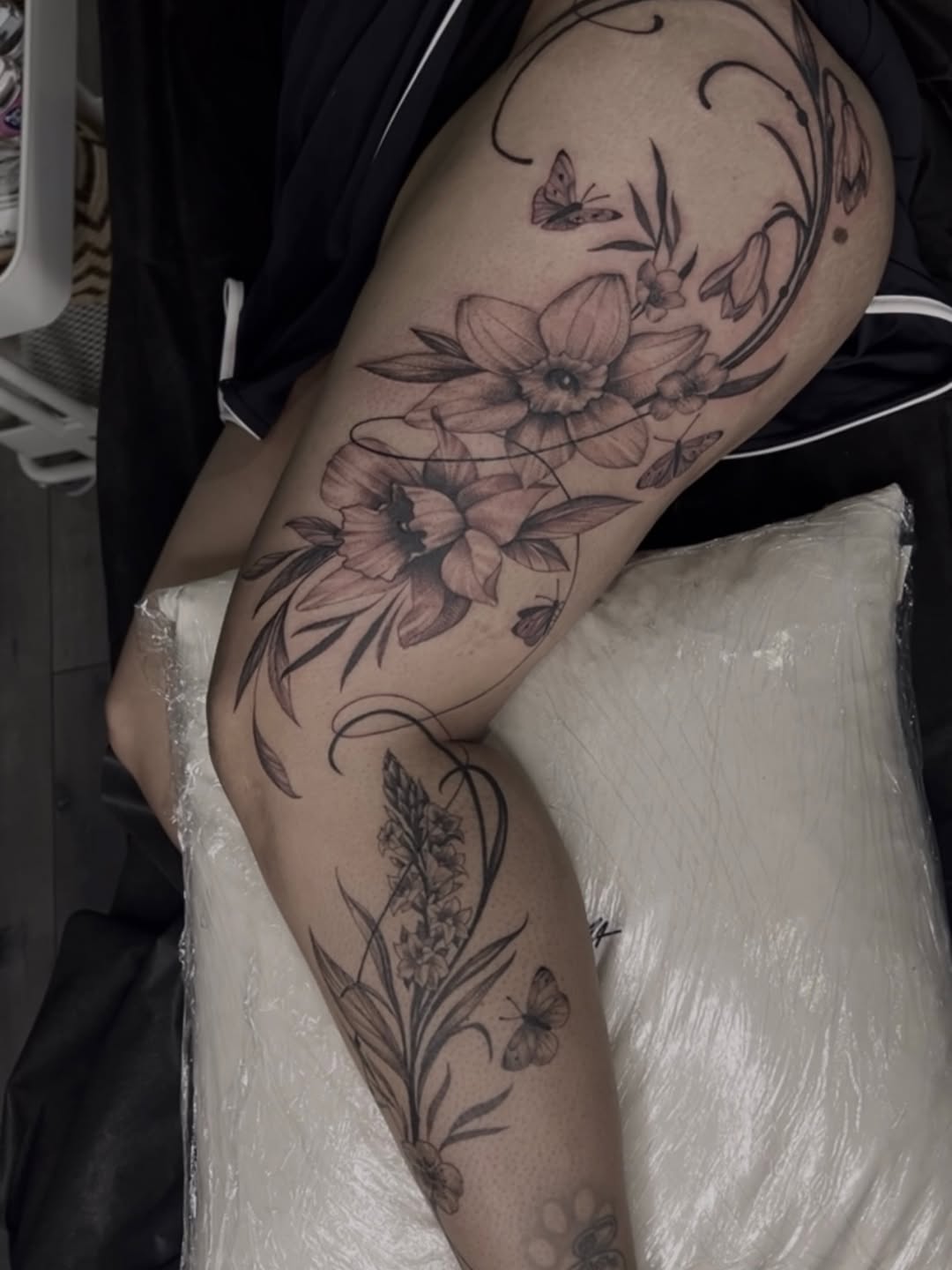 Tattoo by @mimzipma — black_and_grey, fine_line