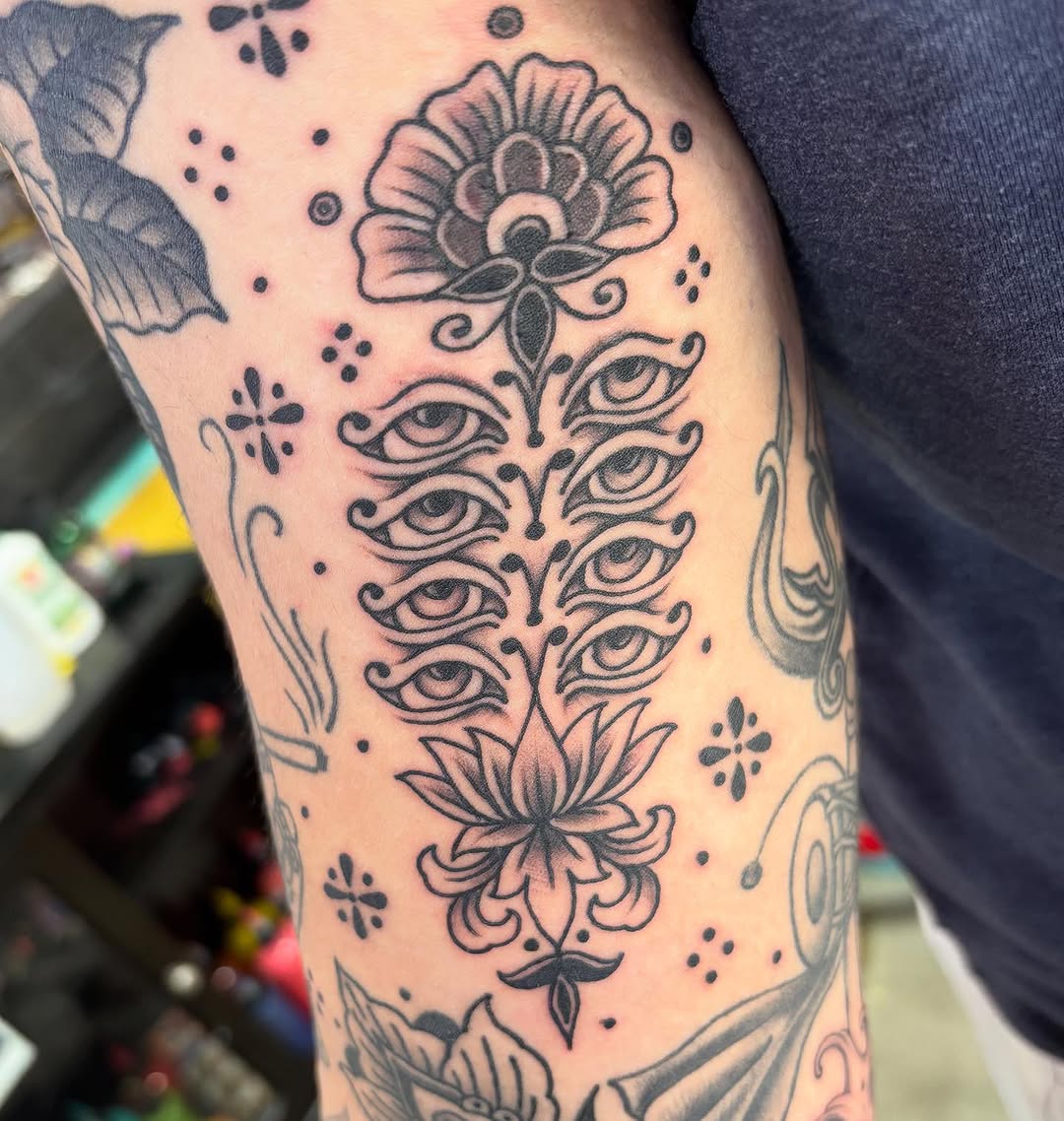 Tattoo by @gonzyiink_208 — black_and_grey, ornamental
