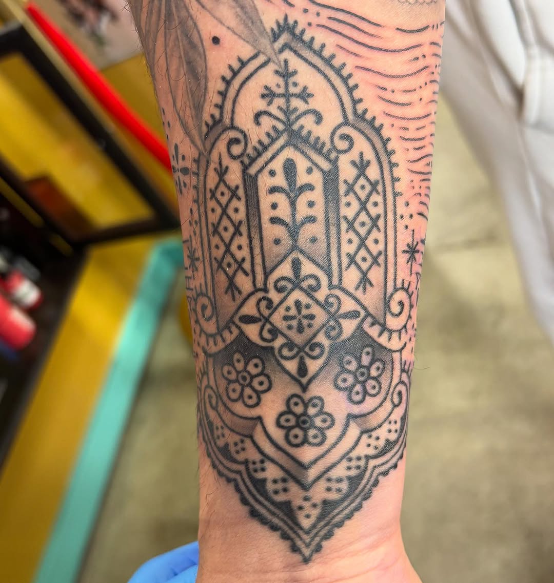 Tattoo by @gonzyiink_208 — ornamental, black_and_grey