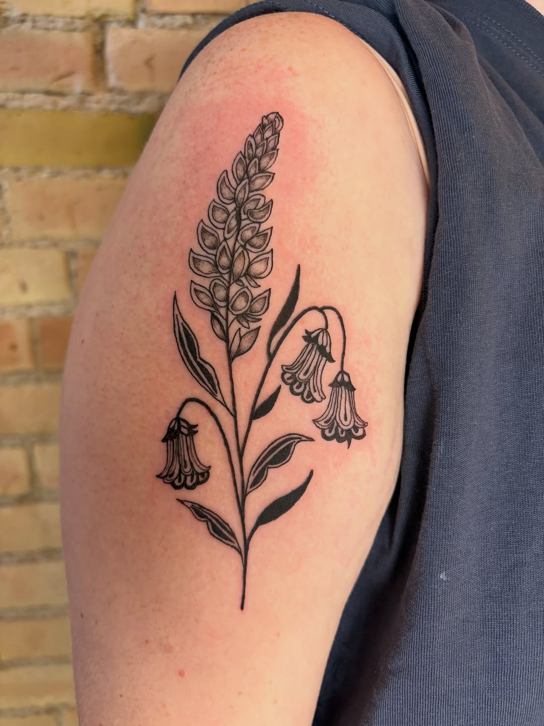 Tattoo by @linds.ink โ fine_line, black_and_grey