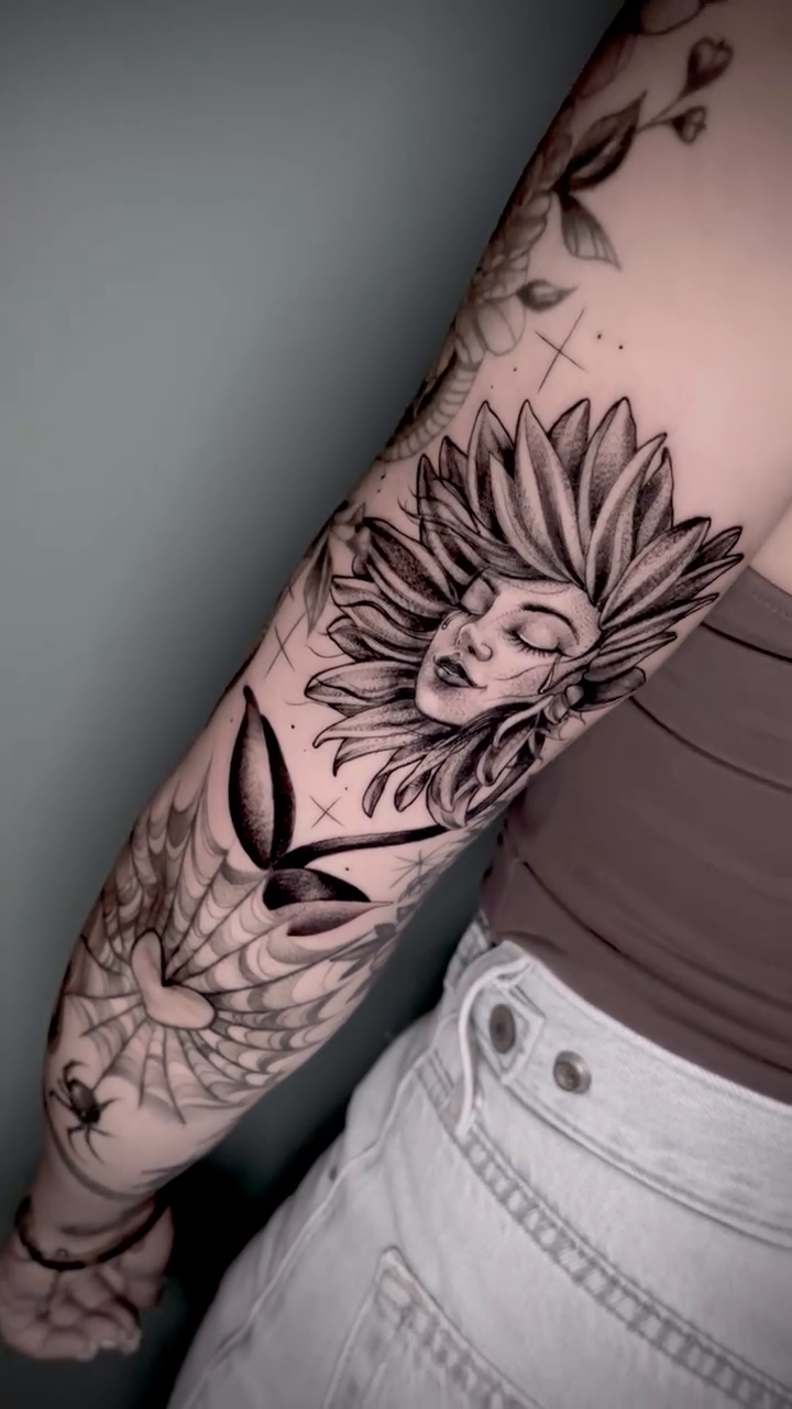 Tattoo by @marthagual_tattoo — black_and_grey